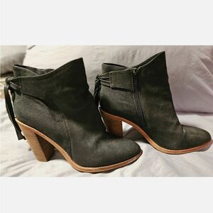 Vince Camuto Linford Women’s Suede Bootie size 8.5 Tassel Back 4”Heel